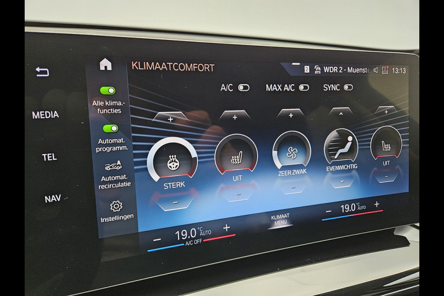 BMW X1 xDrive25e Plug In Hybrid 245pk Dealer O.H PHEV | Trekhaak af Fabriek | Adaptive Cruise | Sportstoelen Memory | Stuur & Stoelverwarming | Harman Kardon | Widescreen Navi | Sfeerverlichting | Keyless |