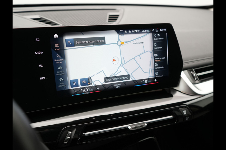 BMW X1 xDrive25e Plug In Hybrid 245pk Dealer O.H PHEV | Trekhaak af Fabriek | Adaptive Cruise | Sportstoelen Memory | Stuur & Stoelverwarming | Harman Kardon | Widescreen Navi | Sfeerverlichting | Keyless |