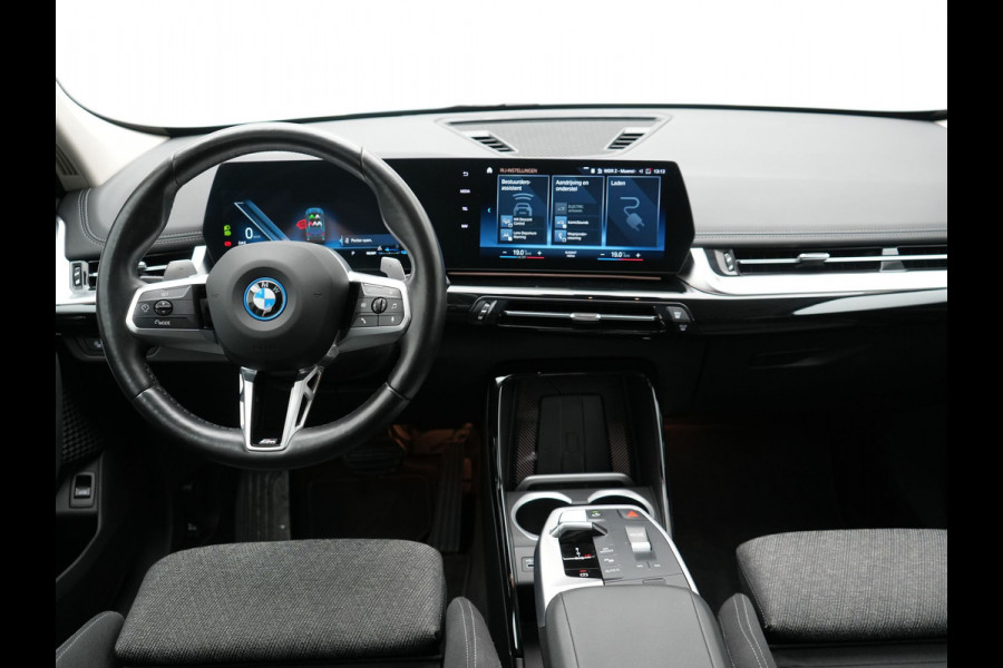 BMW X1 xDrive25e Plug In Hybrid 245pk Dealer O.H PHEV | Trekhaak af Fabriek | Adaptive Cruise | Sportstoelen Memory | Stuur & Stoelverwarming | Harman Kardon | Widescreen Navi | Sfeerverlichting | Keyless |