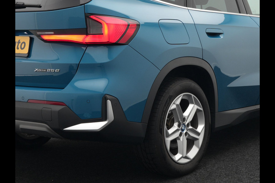 BMW X1 xDrive25e Plug In Hybrid 245pk Dealer O.H PHEV | Trekhaak af Fabriek | Adaptive Cruise | Sportstoelen Memory | Stuur & Stoelverwarming | Harman Kardon | Widescreen Navi | Sfeerverlichting | Keyless |