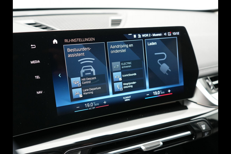 BMW X1 xDrive25e Plug In Hybrid 245pk Dealer O.H PHEV | Trekhaak af Fabriek | Adaptive Cruise | Sportstoelen Memory | Stuur & Stoelverwarming | Harman Kardon | Widescreen Navi | Sfeerverlichting | Keyless |