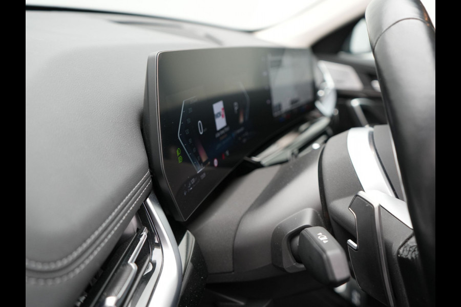 BMW X1 xDrive25e Plug In Hybrid 245pk Dealer O.H PHEV | Trekhaak af Fabriek | Adaptive Cruise | Sportstoelen Memory | Stuur & Stoelverwarming | Harman Kardon | Widescreen Navi | Sfeerverlichting | Keyless |