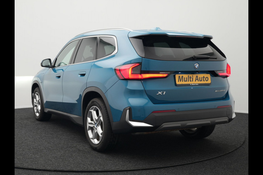 BMW X1 xDrive25e Plug In Hybrid 245pk Dealer O.H PHEV | Trekhaak af Fabriek | Adaptive Cruise | Sportstoelen Memory | Stuur & Stoelverwarming | Harman Kardon | Widescreen Navi | Sfeerverlichting | Keyless |