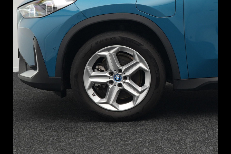 BMW X1 xDrive25e Plug In Hybrid 245pk Dealer O.H PHEV | Trekhaak af Fabriek | Adaptive Cruise | Sportstoelen Memory | Stuur & Stoelverwarming | Harman Kardon | Widescreen Navi | Sfeerverlichting | Keyless |