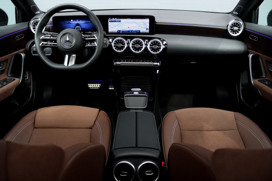 Mercedes-Benz A-Klasse 250 e AMG Line Premium Aut8 | Distronic | Panoramadak | Burmester | Verwarmd Stuurwiel | Keyless Go | Camera | Multibeam LED |