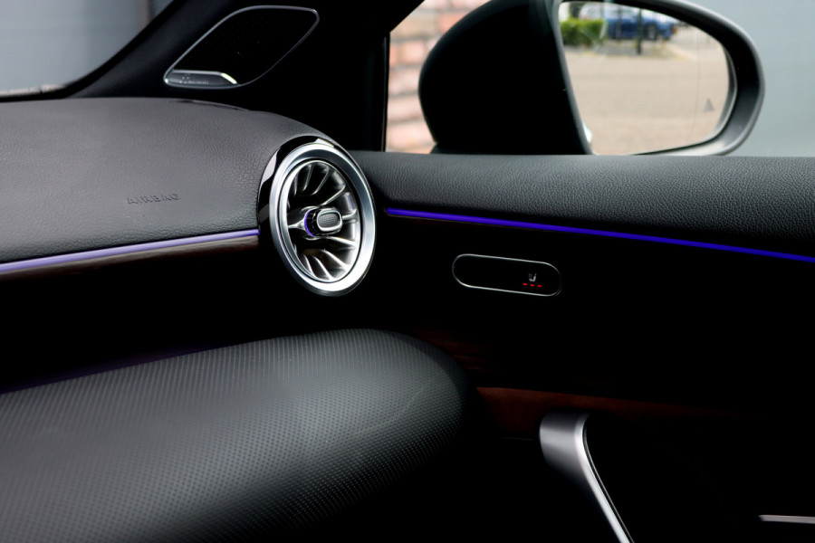 Mercedes-Benz A-Klasse 250 e AMG Line Premium Aut8 | Distronic | Panoramadak | Burmester | Verwarmd Stuurwiel | Keyless Go | Camera | Multibeam LED |