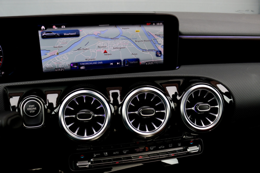 Mercedes-Benz A-Klasse 250 e AMG Line Premium Aut8 | Distronic | Panoramadak | Burmester | Verwarmd Stuurwiel | Keyless Go | Camera | Multibeam LED |