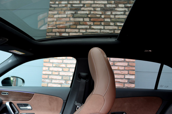 Mercedes-Benz A-Klasse 250 e AMG Line Premium Aut8 | Distronic | Panoramadak | Burmester | Verwarmd Stuurwiel | Keyless Go | Camera | Multibeam LED |