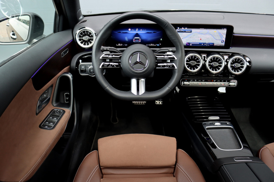 Mercedes-Benz A-Klasse 250 e AMG Line Premium Aut8 | Distronic | Panoramadak | Burmester | Verwarmd Stuurwiel | Keyless Go | Camera | Multibeam LED |