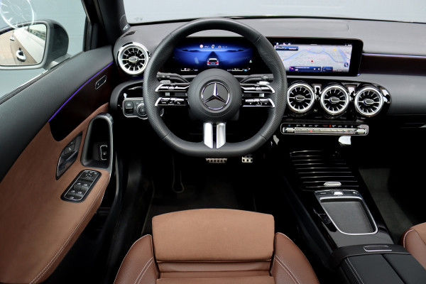 Mercedes-Benz A-Klasse 250 e AMG Line Premium Aut8 | Distronic | Panoramadak | Burmester | Verwarmd Stuurwiel | Keyless Go | Camera | Multibeam LED |