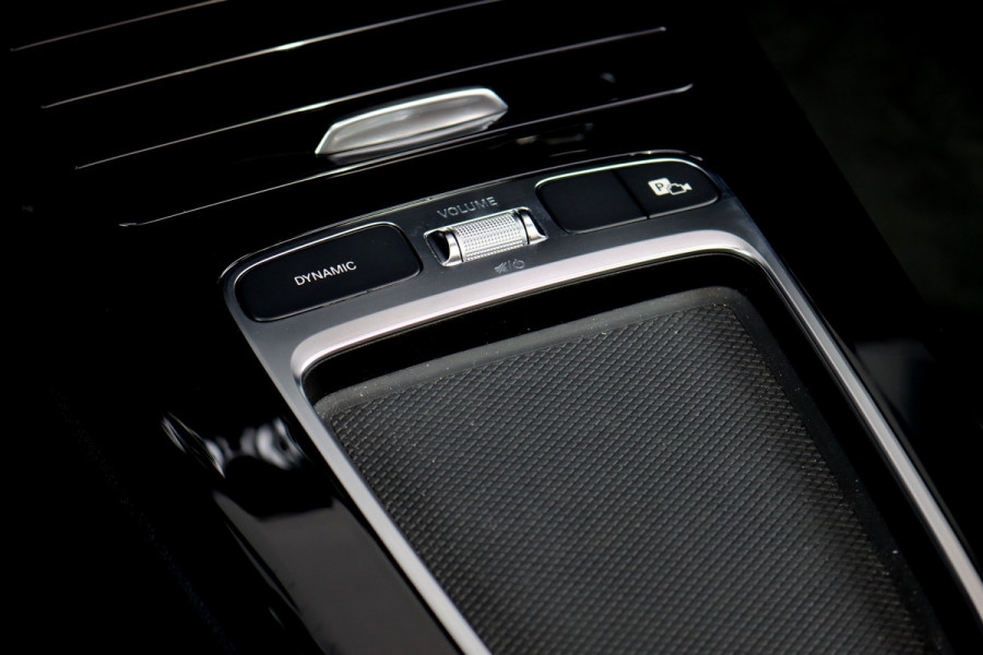 Mercedes-Benz A-Klasse 250 e AMG Line Premium Aut8 | Distronic | Panoramadak | Burmester | Verwarmd Stuurwiel | Keyless Go | Camera | Multibeam LED |
