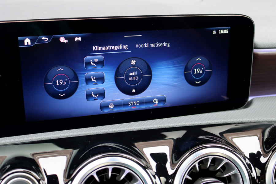 Mercedes-Benz A-Klasse 250 e AMG Line Premium Aut8 | Distronic | Panoramadak | Burmester | Verwarmd Stuurwiel | Keyless Go | Camera | Multibeam LED |