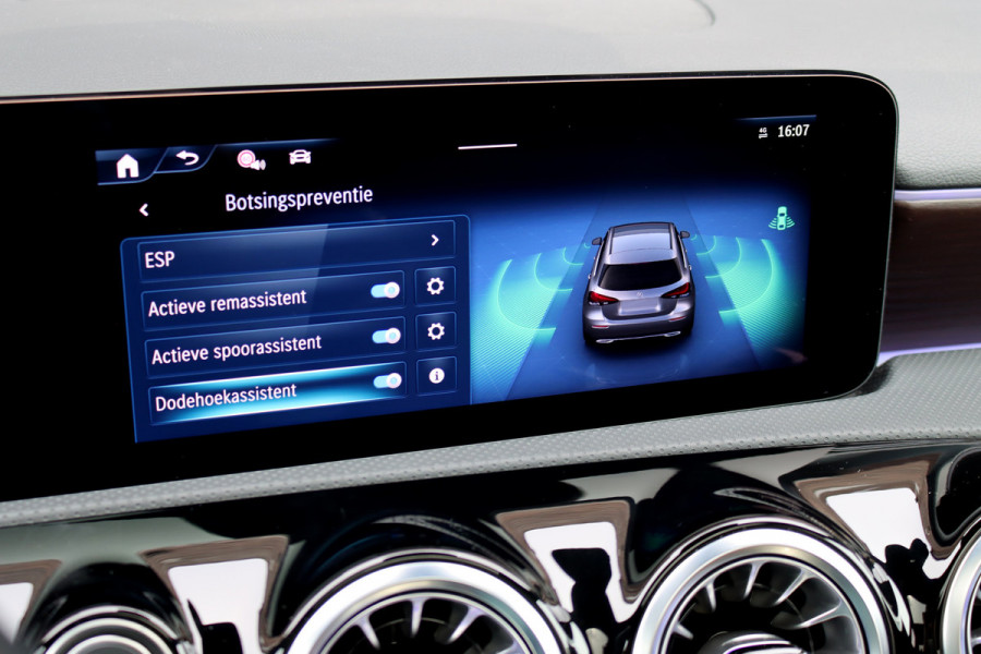 Mercedes-Benz A-Klasse 250 e AMG Line Premium Aut8 | Distronic | Panoramadak | Burmester | Verwarmd Stuurwiel | Keyless Go | Camera | Multibeam LED |