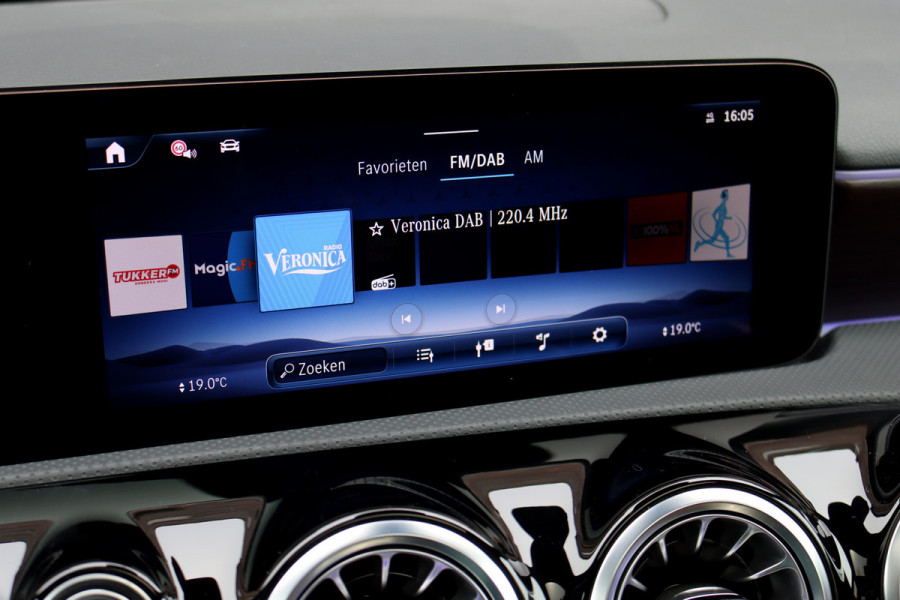 Mercedes-Benz A-Klasse 250 e AMG Line Premium Aut8 | Distronic | Panoramadak | Burmester | Verwarmd Stuurwiel | Keyless Go | Camera | Multibeam LED |
