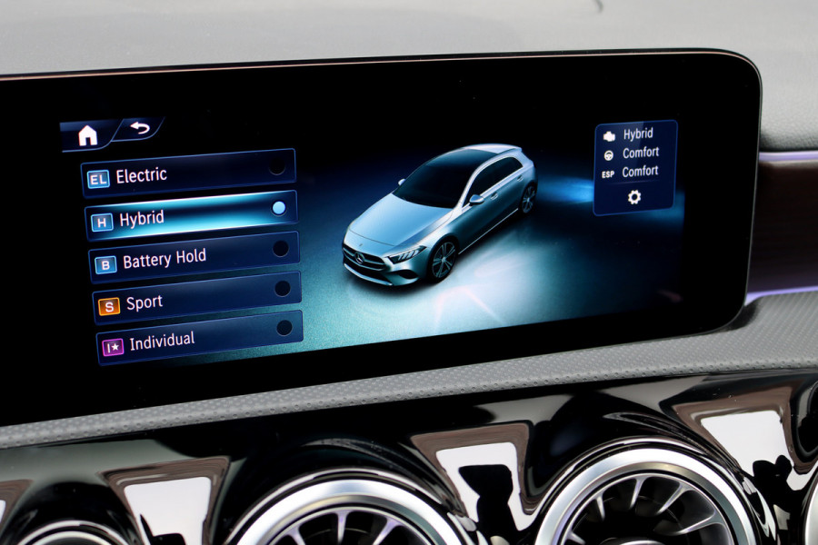 Mercedes-Benz A-Klasse 250 e AMG Line Premium Aut8 | Distronic | Panoramadak | Burmester | Verwarmd Stuurwiel | Keyless Go | Camera | Multibeam LED |