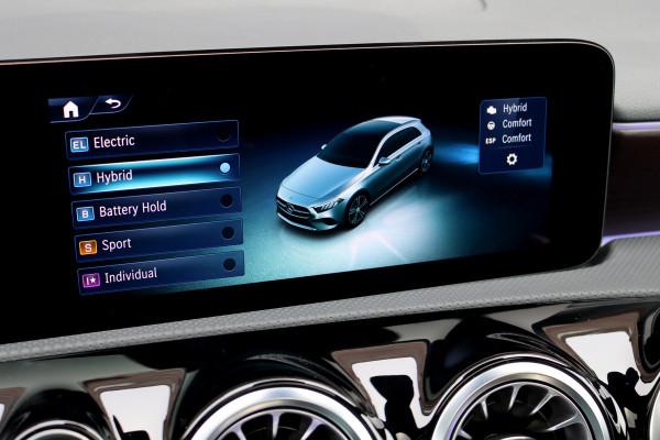Mercedes-Benz A-Klasse 250 e AMG Line Premium Aut8 | Distronic | Panoramadak | Burmester | Verwarmd Stuurwiel | Keyless Go | Camera | Multibeam LED |