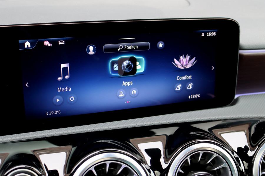 Mercedes-Benz A-Klasse 250 e AMG Line Premium Aut8 | Distronic | Panoramadak | Burmester | Verwarmd Stuurwiel | Keyless Go | Camera | Multibeam LED |