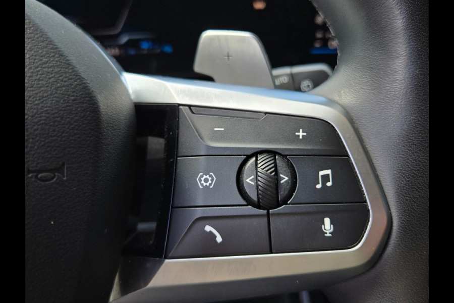 BMW X1 XDRIVE30E X-LINE I SPORTSTOELEN I LEDER I 20 INCH VELGEN I TREKHAAK I