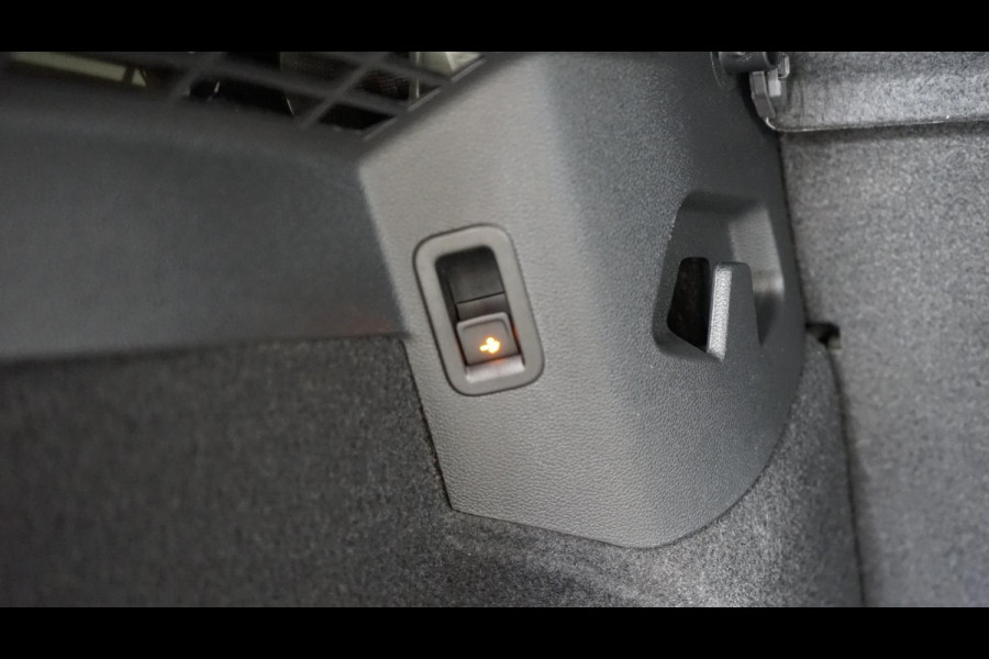 Volkswagen Golf VIII 1.5 eTSI Style AUTOMAAT-ACC-AMBIANCE-CAMERA-IQ LIGHT-MASSAGE-MEMORY-TREKHAAK