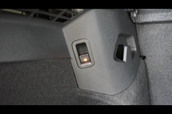 Volkswagen Golf VIII 1.5 eTSI Style AUTOMAAT-ACC-AMBIANCE-CAMERA-IQ LIGHT-MASSAGE-MEMORY-TREKHAAK