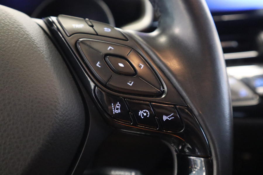 Toyota C-HR 1.8 Hybrid Style Navigatie afneembare trekhaak stoelverwarming JBL Cruise Control !! 2e Pinksterdag zijn wij geopend van 12.00 tot 17.00u !!