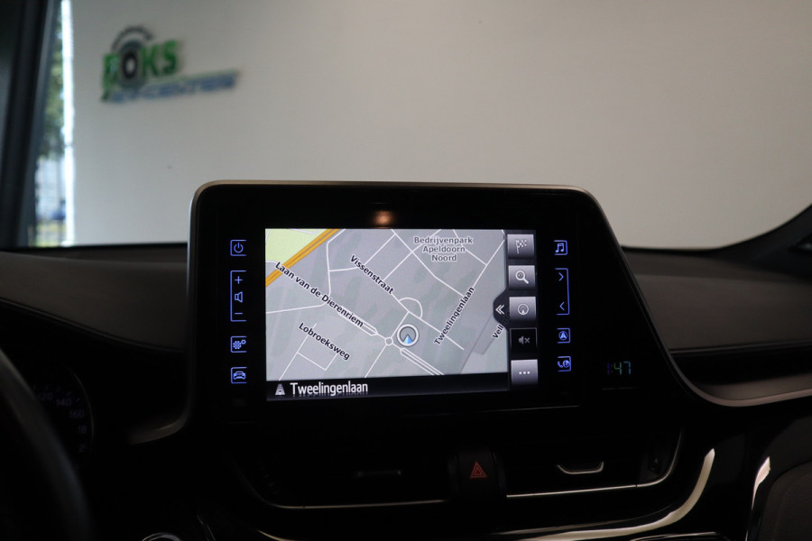 Toyota C-HR 1.8 Hybrid Style Navigatie afneembare trekhaak stoelverwarming JBL Cruise Control !! 2e Pinksterdag zijn wij geopend van 12.00 tot 17.00u !!