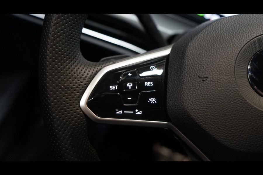 Volkswagen Golf VIII 1.5 eTSI R-Line AUTOMAAT-ACC-AMBIANCE-CARPLAY-DAB-HARMAN KARDON-MODE-NAVIGATIE-TRAVEL ASSIST
