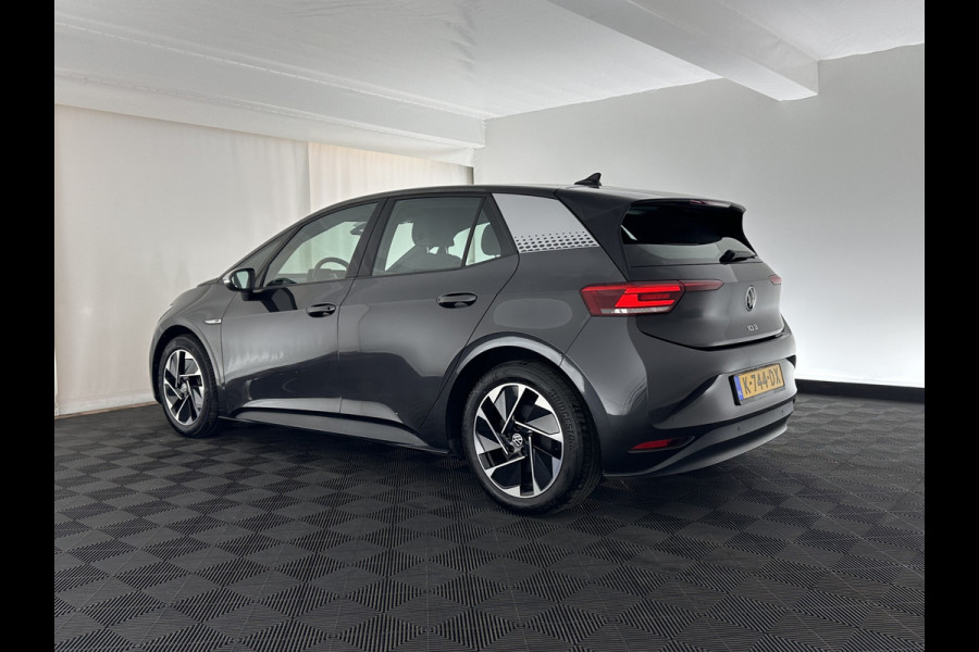Volkswagen ID.3 First 58 kWh (INCL-BTW) *ADAPTIVE-CRUISE | FULL-LED | NAVI-FULLMAP | DIGI-COCKPIT | HEATED-COMFORT-SEATS | DAB+ | AMBIENT-LIGHT | MICROFIBRE | ECC | IQ-DRIVE | PDC | 18''ALU *