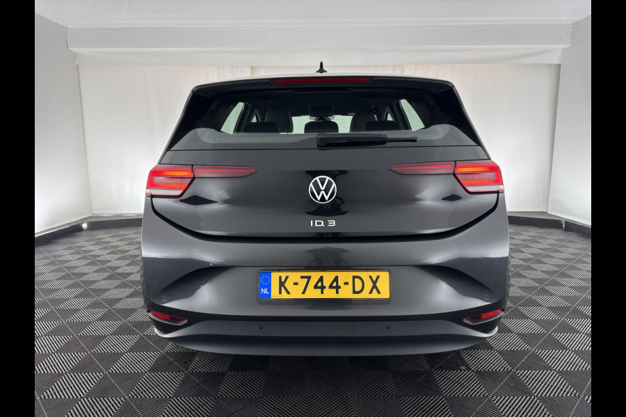 Volkswagen ID.3 First 58 kWh (INCL-BTW) *ADAPTIVE-CRUISE | FULL-LED | NAVI-FULLMAP | DIGI-COCKPIT | HEATED-COMFORT-SEATS | DAB+ | AMBIENT-LIGHT | MICROFIBRE | ECC | IQ-DRIVE | PDC | 18''ALU *