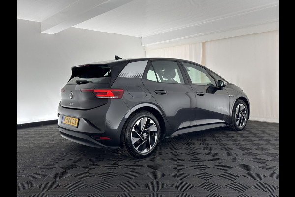 Volkswagen ID.3 First 58 kWh (INCL-BTW) *ADAPTIVE-CRUISE | FULL-LED | NAVI-FULLMAP | DIGI-COCKPIT | HEATED-COMFORT-SEATS | DAB+ | AMBIENT-LIGHT | MICROFIBRE | ECC | IQ-DRIVE | PDC | 18''ALU *
