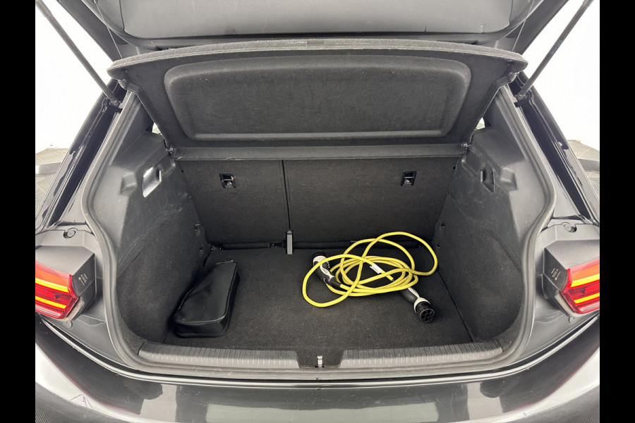 Volkswagen ID.3 First 58 kWh (INCL-BTW) *ADAPTIVE-CRUISE | FULL-LED | NAVI-FULLMAP | DIGI-COCKPIT | HEATED-COMFORT-SEATS | DAB+ | AMBIENT-LIGHT | MICROFIBRE | ECC | IQ-DRIVE | PDC | 18''ALU *