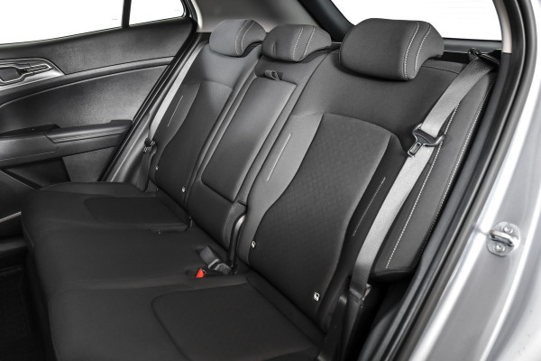Kia Sportage 1.6 T-GDi MHEV 160 PK DynamicLine - Automaat | Dig. Cockpit | Adapt. Cruise | Stuur-+Stuurverw. | PDC | Camera | NAV + App. Connect | ECC | LM 17" | 1983