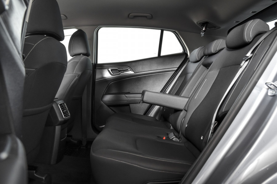 Kia Sportage 1.6 T-GDi MHEV 160 PK DynamicLine - Automaat | Dig. Cockpit | Adapt. Cruise | Stuur-+Stuurverw. | PDC | Camera | NAV + App. Connect | ECC | LM 17" | 1983
