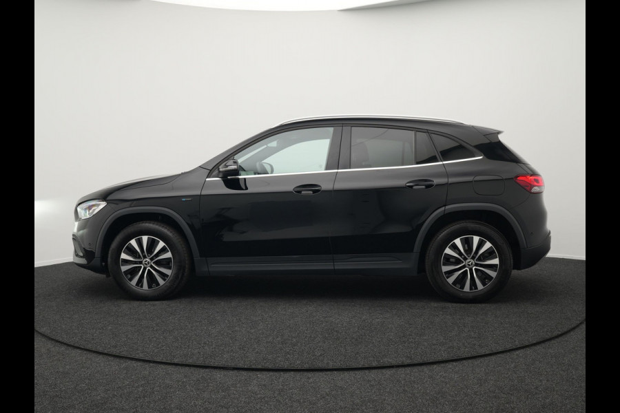 Mercedes-Benz GLA 250 e Style Plug In Hybrid 218pk Dealer O.H PHEV | Trekhaak af Fabriek | Camera | Widescreen Navi | Apple Carplay | BLIS | Parkassist | Sportstoelen Verwarmd |