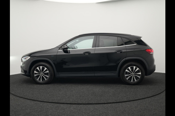 Mercedes-Benz GLA 250 e Style Plug In Hybrid 218pk Dealer O.H PHEV | Trekhaak af Fabriek | Camera | Widescreen Navi | Apple Carplay | BLIS | Parkassist | Sportstoelen Verwarmd |