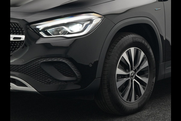 Mercedes-Benz GLA 250 e Style Plug In Hybrid 218pk Dealer O.H PHEV | Trekhaak af Fabriek | Camera | Widescreen Navi | Apple Carplay | BLIS | Parkassist | Sportstoelen Verwarmd |