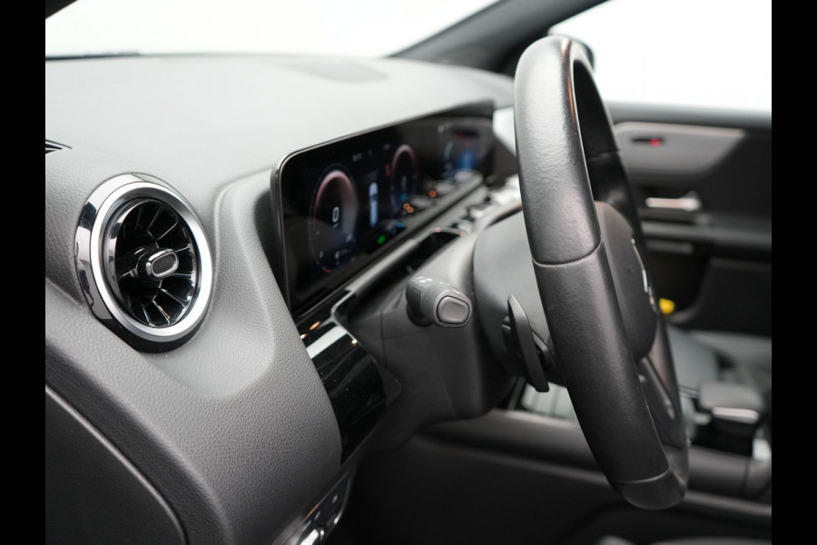 Mercedes-Benz GLA 250 e Style Plug In Hybrid 218pk Dealer O.H PHEV | Trekhaak af Fabriek | Camera | Widescreen Navi | Apple Carplay | BLIS | Parkassist | Sportstoelen Verwarmd |