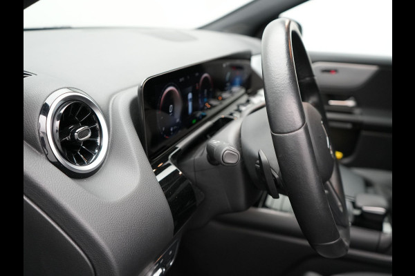 Mercedes-Benz GLA 250 e Style Plug In Hybrid 218pk Dealer O.H PHEV | Trekhaak af Fabriek | Camera | Widescreen Navi | Apple Carplay | BLIS | Parkassist | Sportstoelen Verwarmd |