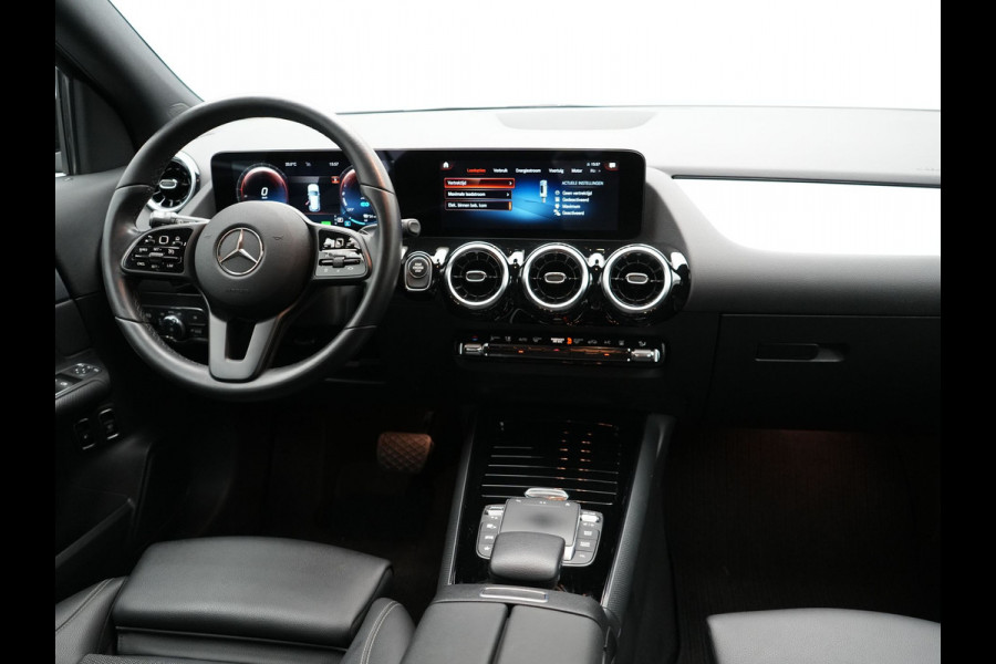 Mercedes-Benz GLA 250 e Style Plug In Hybrid 218pk Dealer O.H PHEV | Trekhaak af Fabriek | Camera | Widescreen Navi | Apple Carplay | BLIS | Parkassist | Sportstoelen Verwarmd |