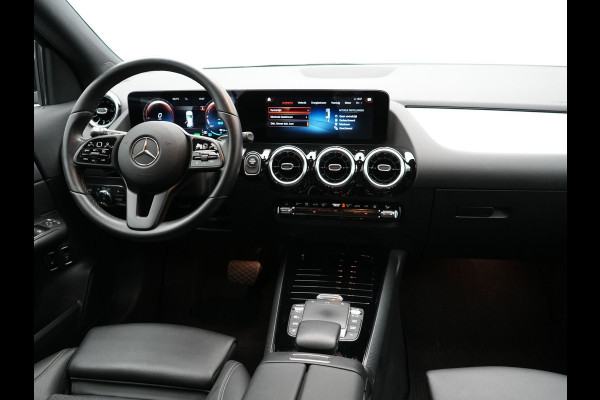 Mercedes-Benz GLA 250 e Style Plug In Hybrid 218pk Dealer O.H PHEV | Trekhaak af Fabriek | Camera | Widescreen Navi | Apple Carplay | BLIS | Parkassist | Sportstoelen Verwarmd |