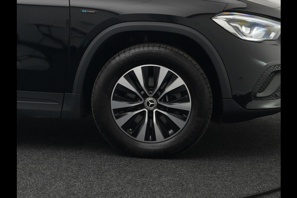 Mercedes-Benz GLA 250 e Style Plug In Hybrid 218pk Dealer O.H PHEV | Trekhaak af Fabriek | Camera | Widescreen Navi | Apple Carplay | BLIS | Parkassist | Sportstoelen Verwarmd |