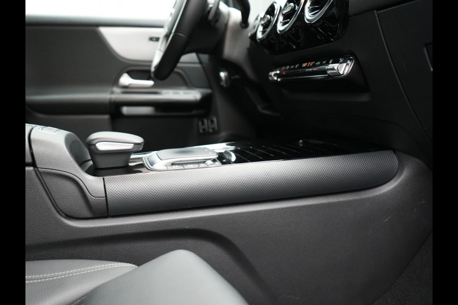 Mercedes-Benz GLA 250 e Style Plug In Hybrid 218pk Dealer O.H PHEV | Trekhaak af Fabriek | Camera | Widescreen Navi | Apple Carplay | BLIS | Parkassist | Sportstoelen Verwarmd |