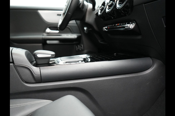 Mercedes-Benz GLA 250 e Style Plug In Hybrid 218pk Dealer O.H PHEV | Trekhaak af Fabriek | Camera | Widescreen Navi | Apple Carplay | BLIS | Parkassist | Sportstoelen Verwarmd |