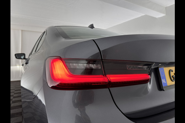 BMW 3-serie 320i Executive Edition Sport-Line Aut. *PANO | LEATHER-MICROFIBRE | FULL-LED | DIGI-COCKPIT | SPORT-SEATS | HIFI-SOUND | NAVI-FULLMAP | AMBIENT-LIGHT | ECC | CARPLAY | DAB | PDC | CRUISE | 17''ALU*
