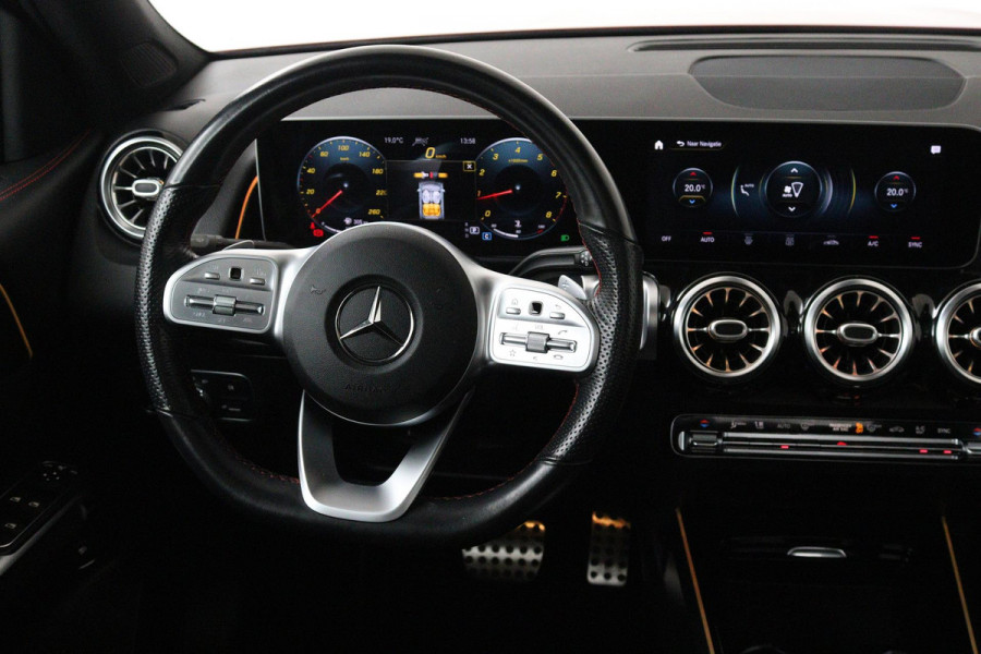 Mercedes-Benz Glb 200 Business Solution AMG (PANORAMADAK, SFEERVERLICHTING, TREKHAAK, STOELVERWARMING, GOED ONDERHOUD)