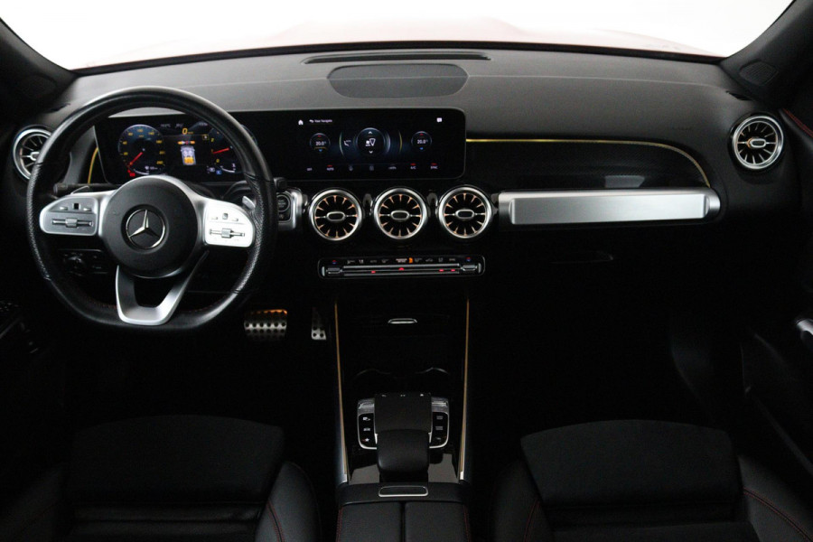 Mercedes-Benz Glb 200 Business Solution AMG (PANORAMADAK, SFEERVERLICHTING, TREKHAAK, STOELVERWARMING, GOED ONDERHOUD)