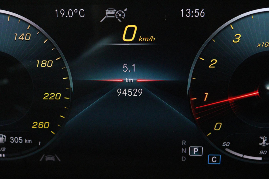 Mercedes-Benz Glb 200 Business Solution AMG (PANORAMADAK, SFEERVERLICHTING, TREKHAAK, STOELVERWARMING, GOED ONDERHOUD)