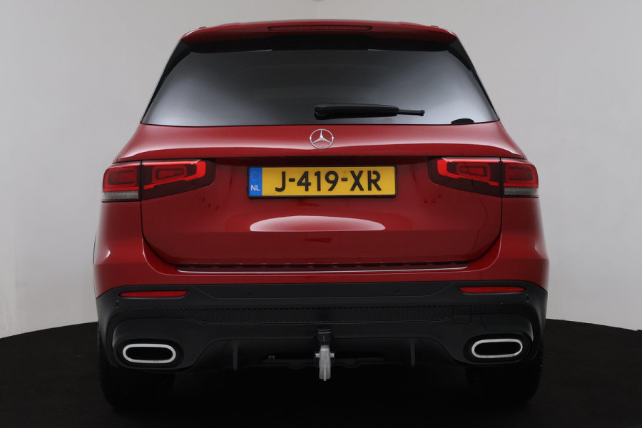 Mercedes-Benz Glb 200 Business Solution AMG (PANORAMADAK, SFEERVERLICHTING, TREKHAAK, STOELVERWARMING, GOED ONDERHOUD)