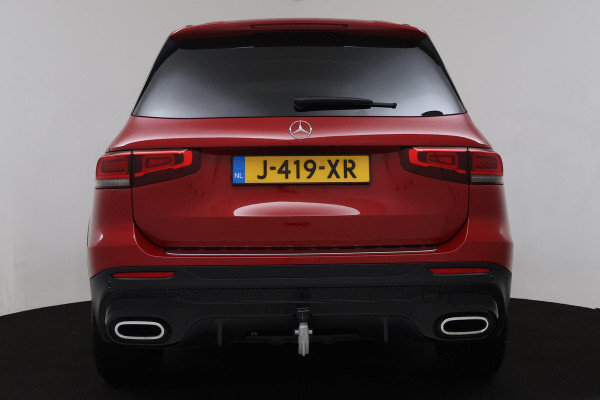 Mercedes-Benz Glb 200 Business Solution AMG (PANORAMADAK, SFEERVERLICHTING, TREKHAAK, STOELVERWARMING, GOED ONDERHOUD)