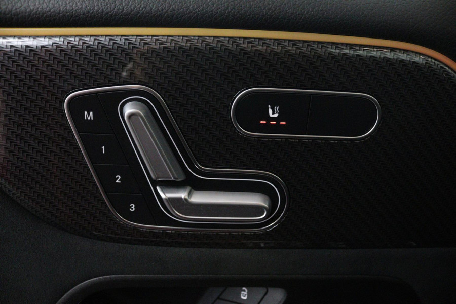 Mercedes-Benz Glb 200 Business Solution AMG (PANORAMADAK, SFEERVERLICHTING, TREKHAAK, STOELVERWARMING, GOED ONDERHOUD)